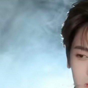 娜扎和侯明昊，还挺般配的。俩人年龄差距也小，只是可惜俩人都生在娱乐圈，感情注定要