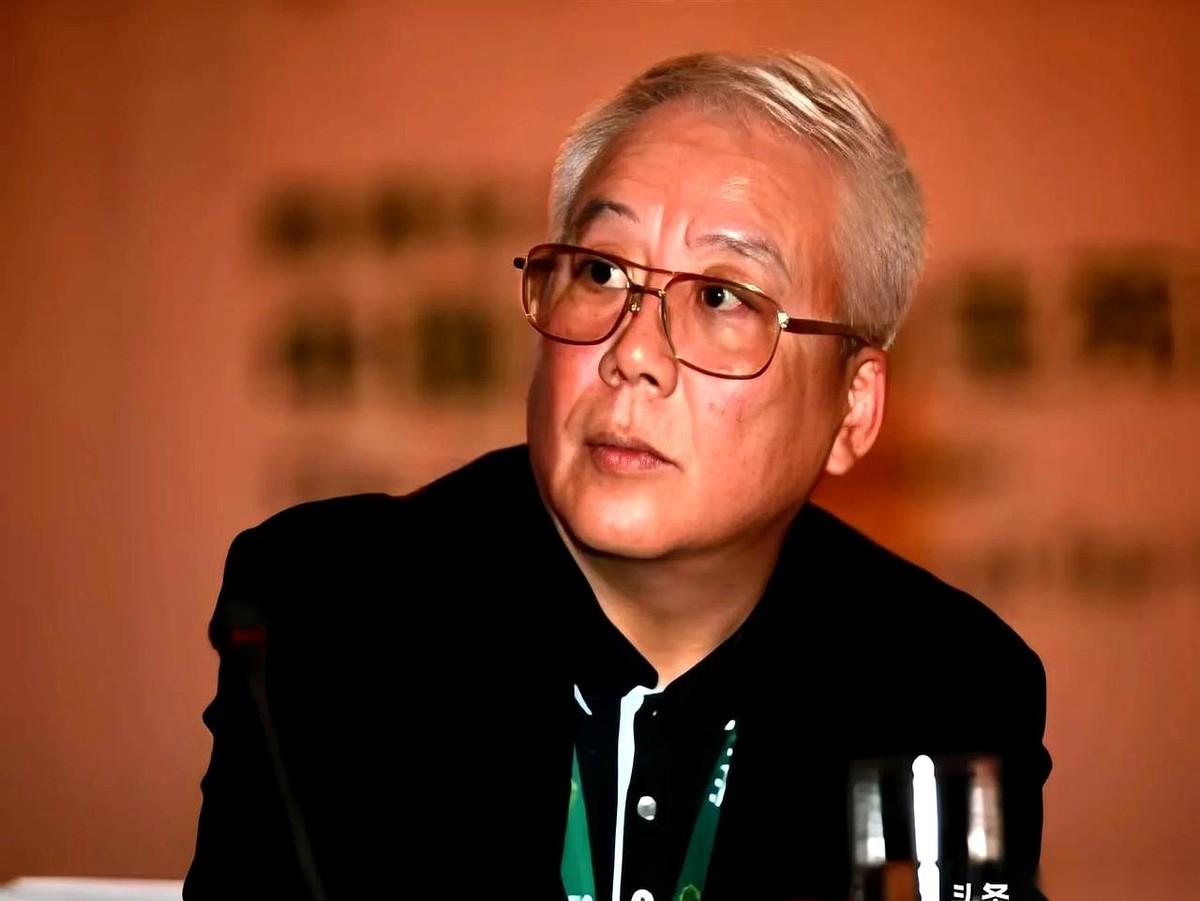 说真的，现在一听搞房地产的，脑袋里就俩字：有钱。
再多俩字：粗暴。
但你敢信，青