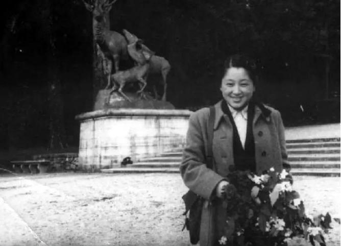 1968 年，物理学家钱三强遭受下放至陕西的命运。在田间劳作的某一天，他偶然转头