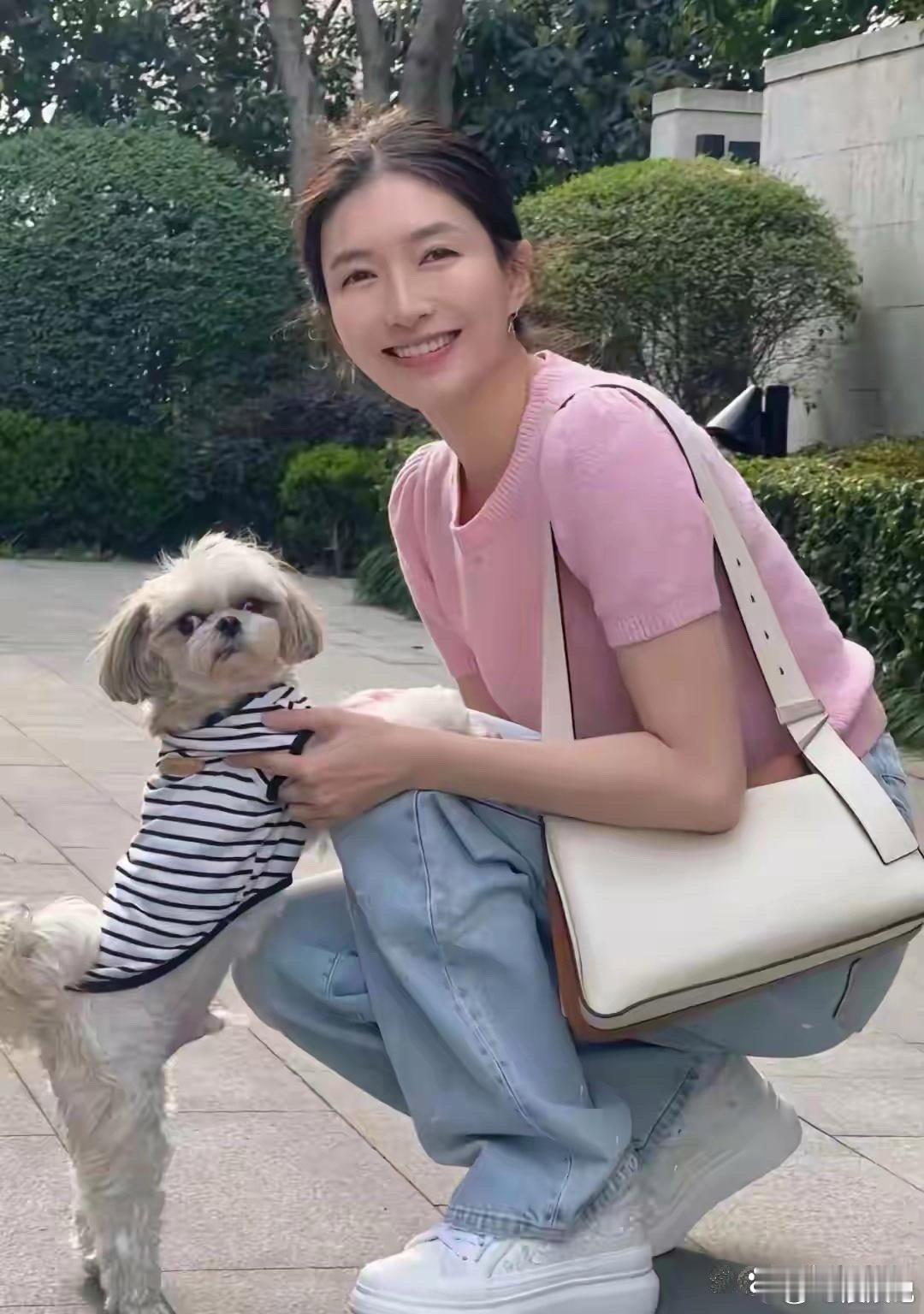 江疏影轻松一笑，阳光洒落，那份自在感染了我。生活就该这样悠然自得，享受每个平凡温