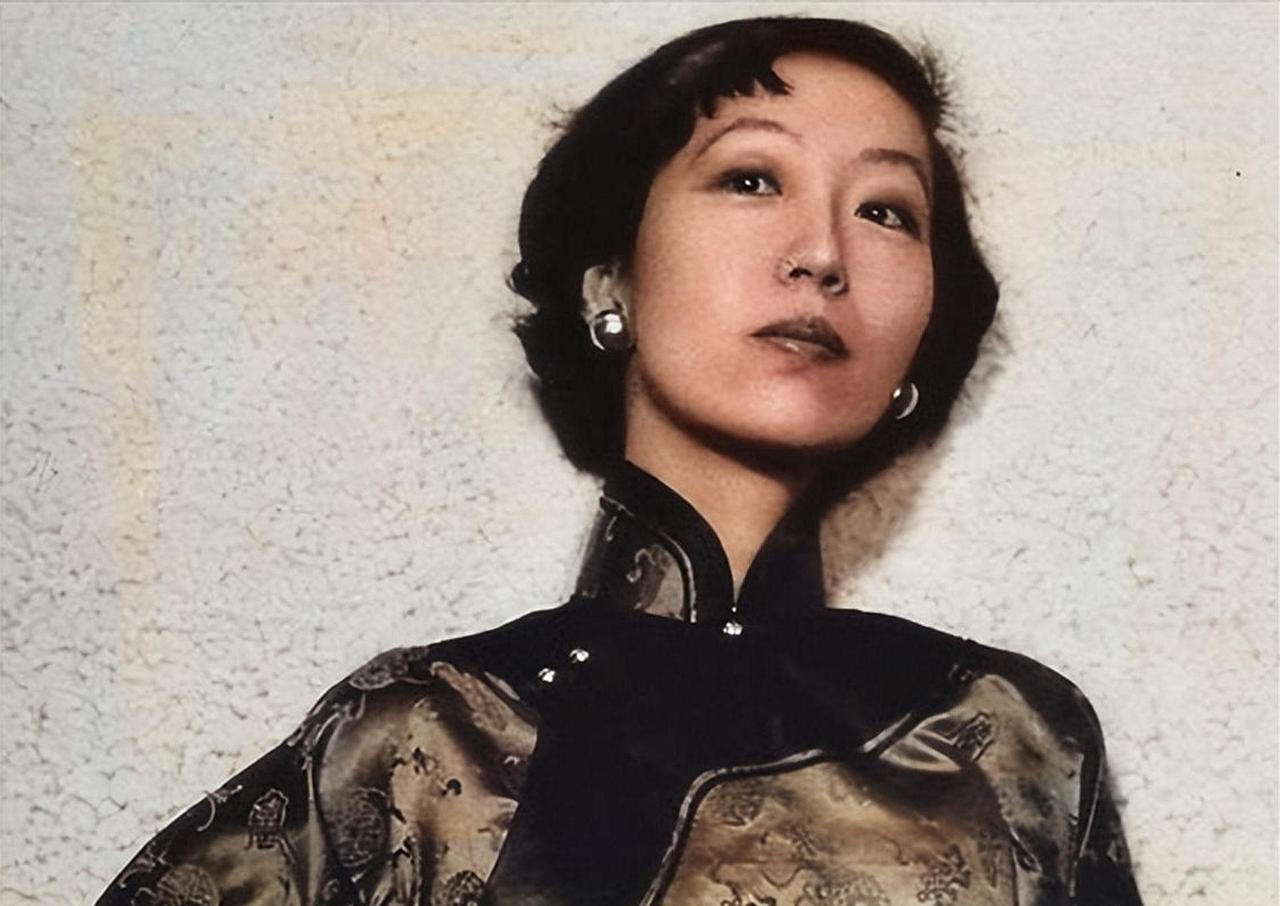 1955年，时年64岁的胡适出国访美，而35岁的张爱玲听闻此事后，拿上礼品专门前