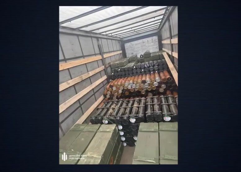俄乌局势新进展 三名乌友试图出售一卡车的武器查获了超过700发子弹、约1.2吨塑