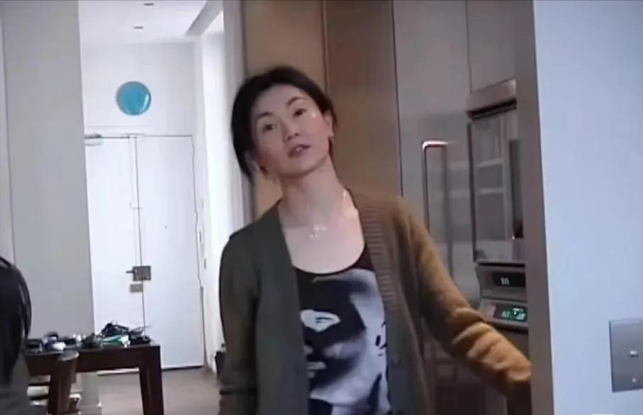 息影19年，59岁张曼玉近况曝光！在巴黎小公寓独居，穿休闲服和朋友一起做饭，享受