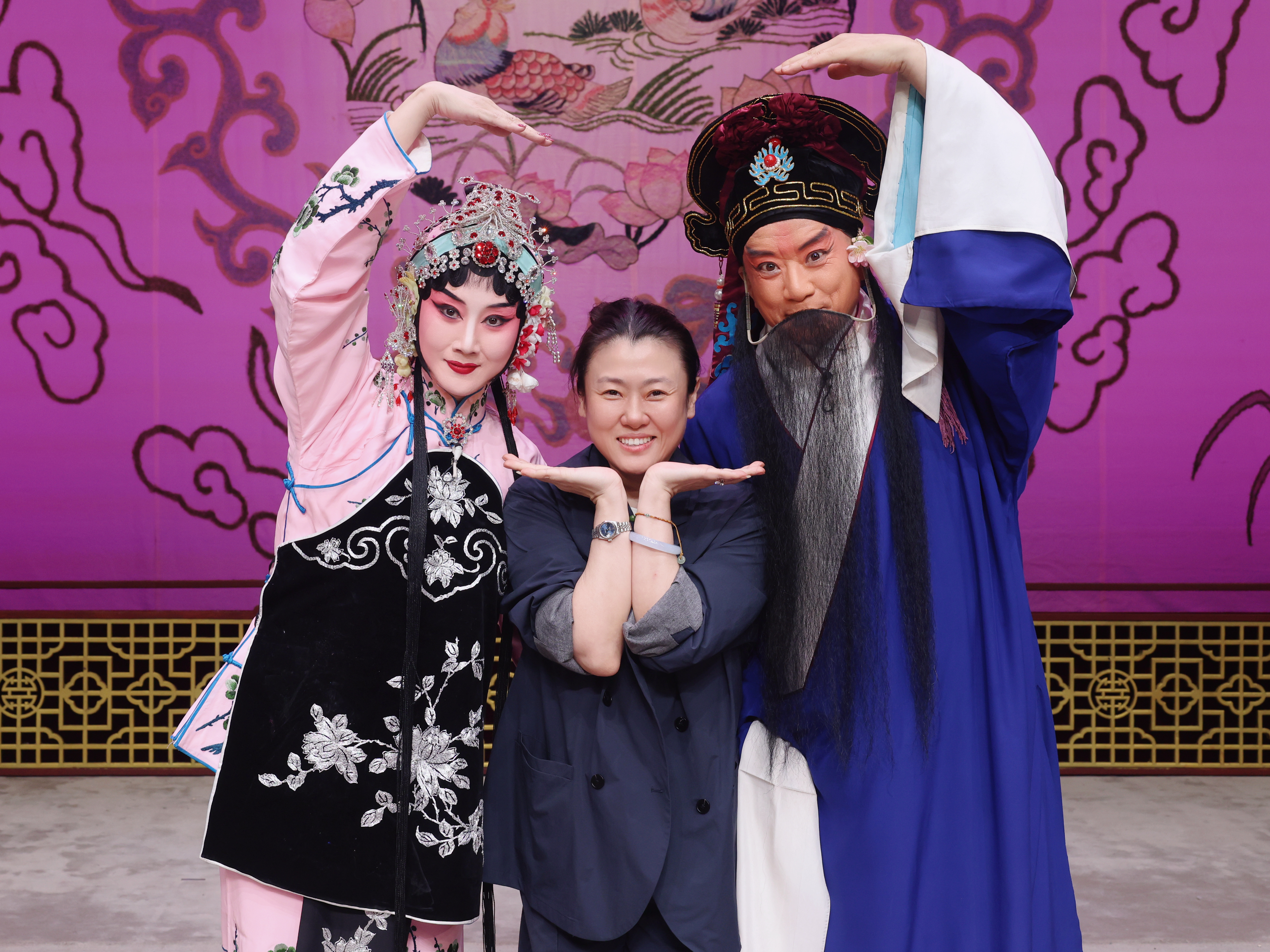 两位可爱的艺术家