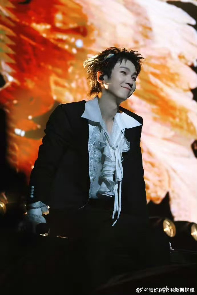 白举纲亲自为粉丝唱婚礼进行曲 谁看了不说一句白举纲是宠粉天花板？现场哼起婚礼进行