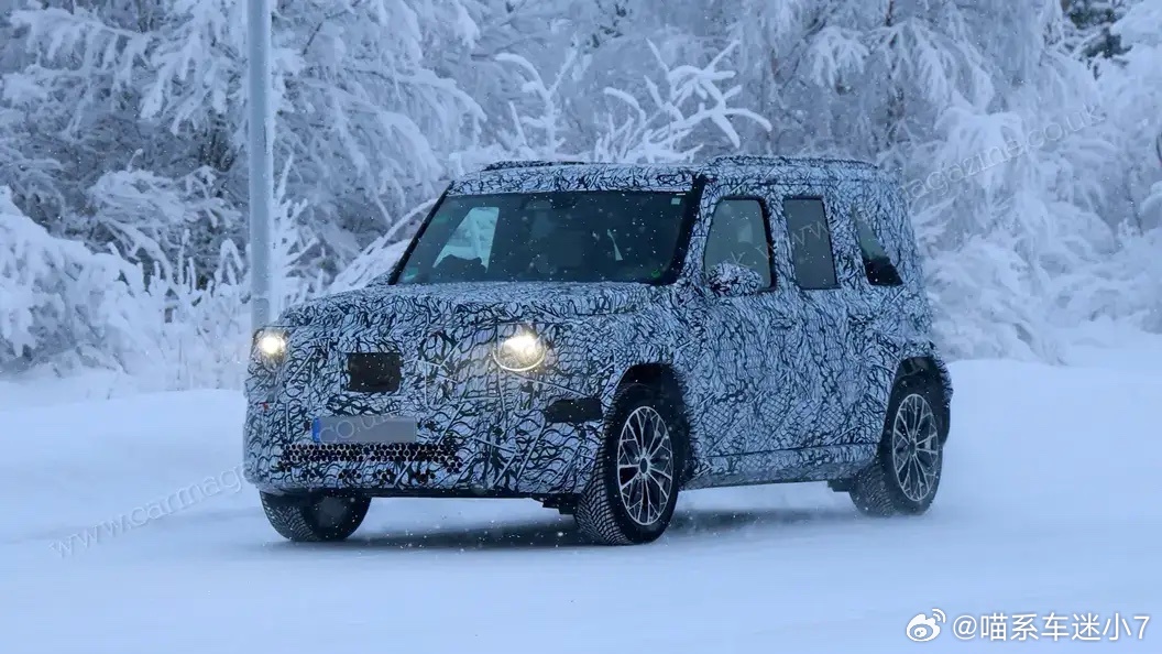 奔驰小G看着确实挺对味，方正硬派还是G级那股样，尺寸做小了适配城市开，这点想得挺