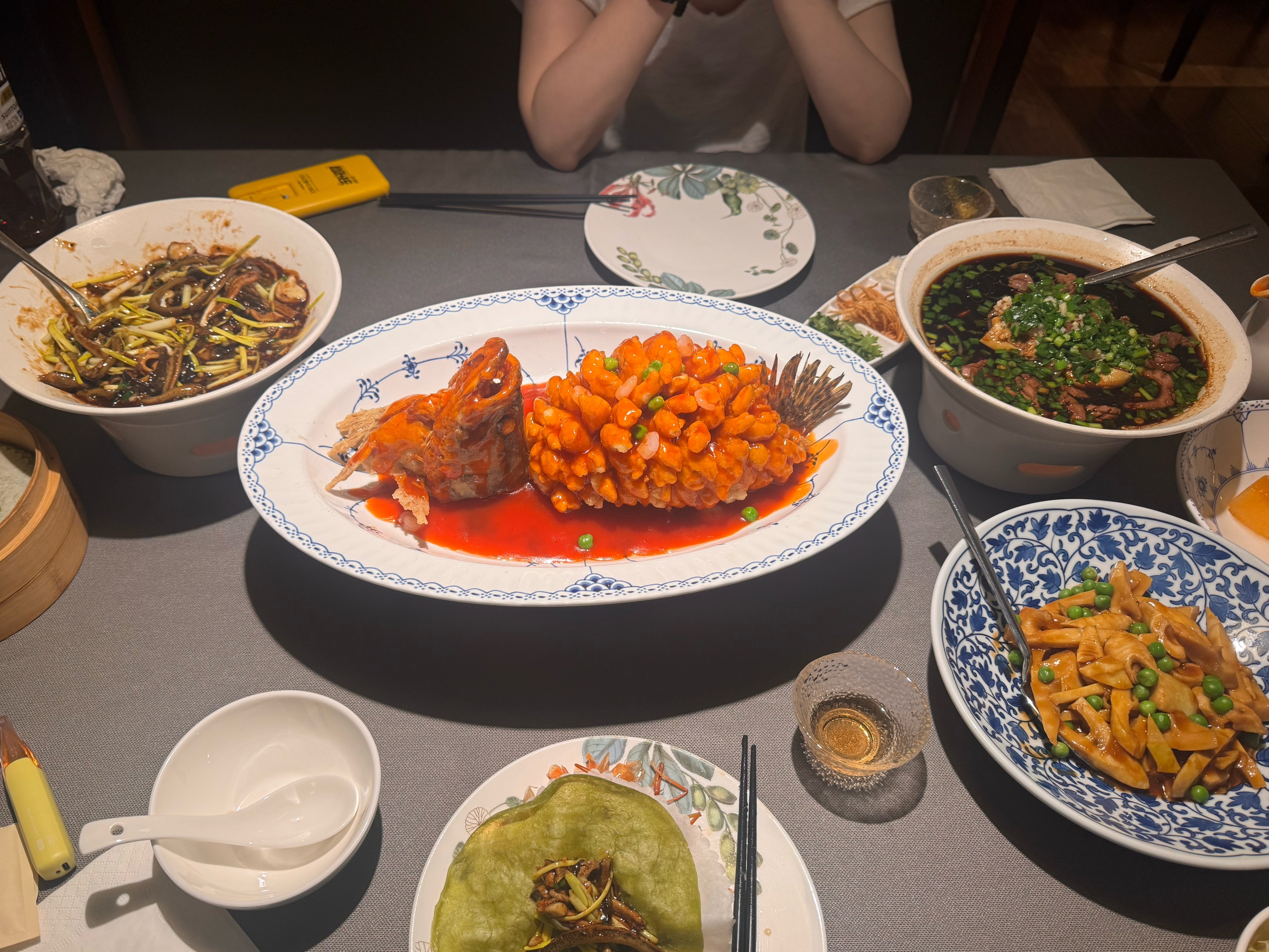 终于有时间来看《欢迎来龙餐馆》了，值得两张电影票！票没多钱，就是看完想吃松鼠桂鱼