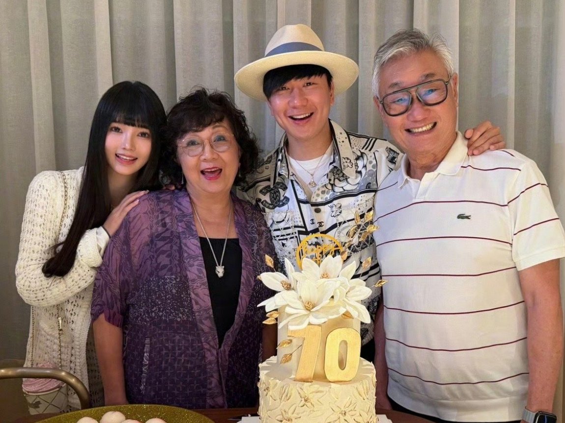 林俊杰女友七七婚纱写真法式复古婚纱，包含蕾丝刺绣、泡泡袖、珍珠头纱等元素，清透妆