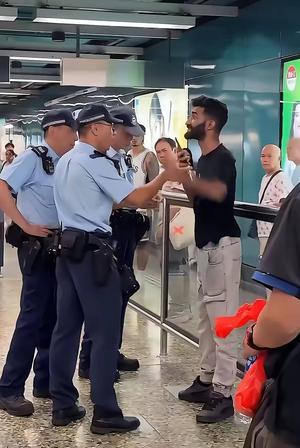 谁给的这份优越感？不管那国来的二流子，到了中国都想做人上人了？

10月10日下