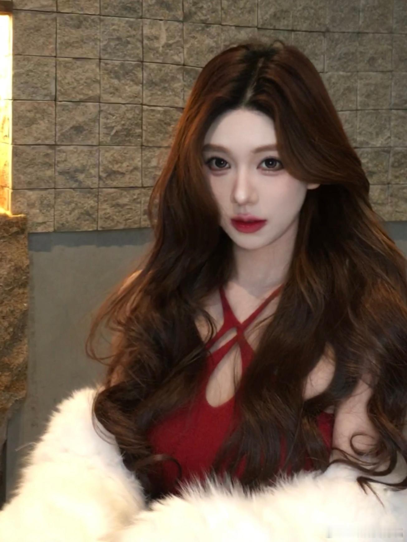 今天卷出来了完美卷发 秘诀是左边向外卷右边向里卷 非常遮脸 正好遮一下我不好看的