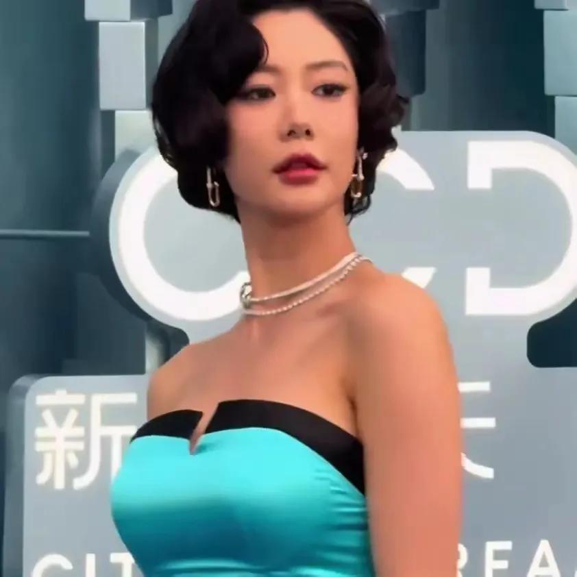 家人们，克拉拉红毯造型又鲨疯了！2025年国际电影节红毯上，她一袭高定2025秋