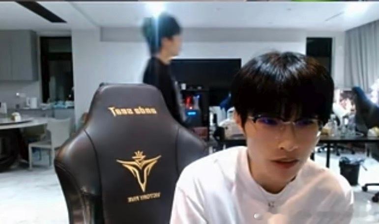 听小A说eStar六个人睡一间还是上下铺，他下铺小Ming（大学宿舍不过如此）又