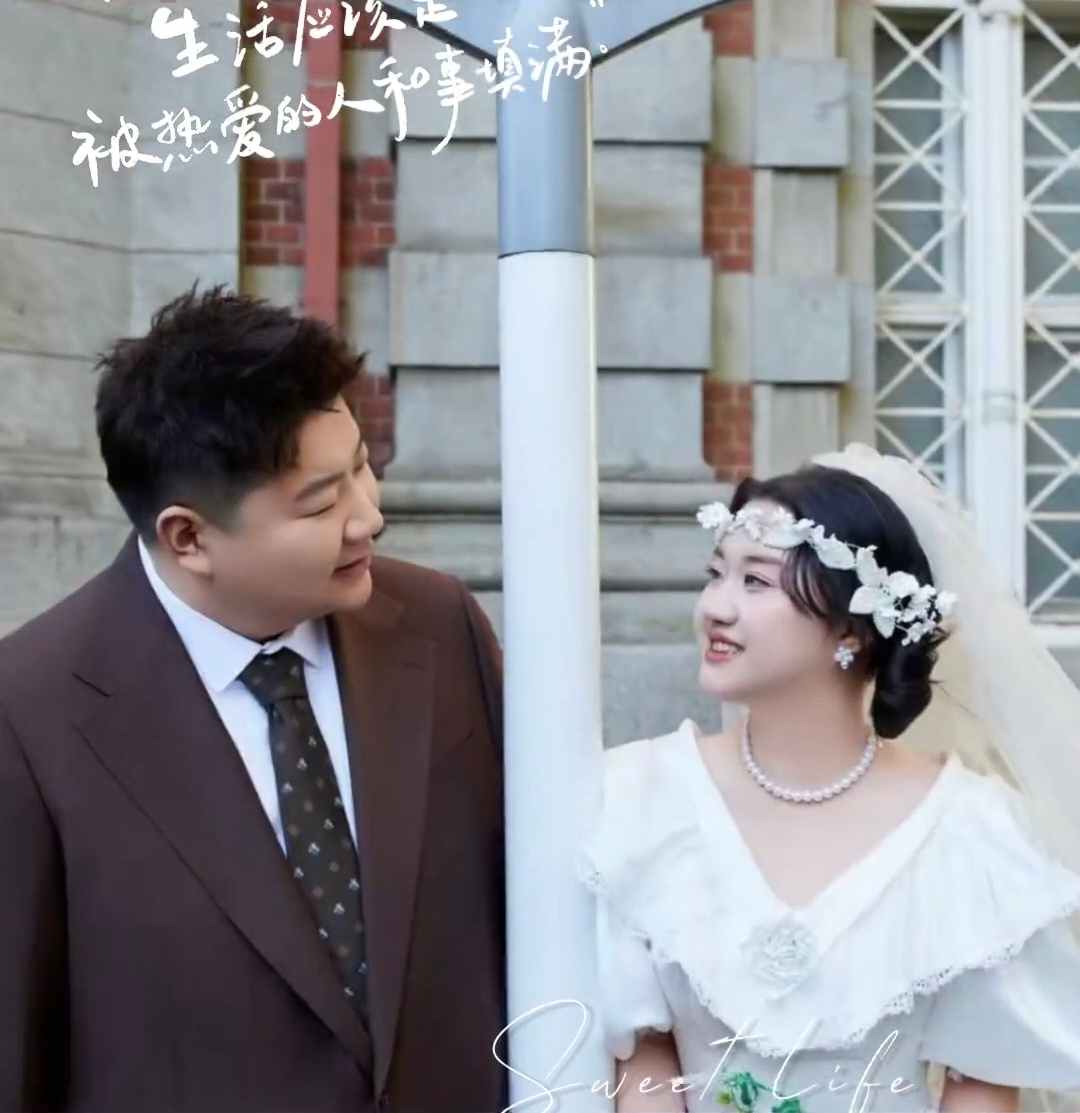 成龙早婚礼现场，张云雷杨九郎都去了。 