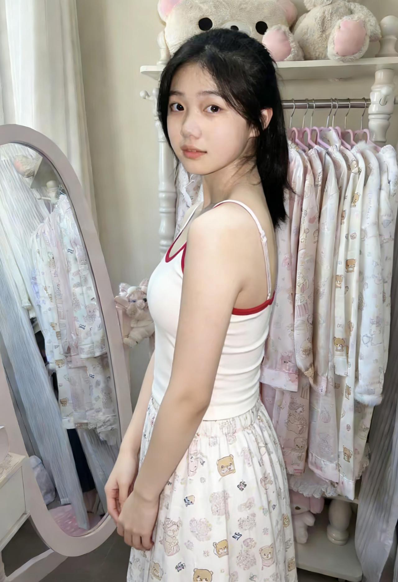 架上罗衣叠几层，当窗试罢晓风轻。
红痕一点缀云英。
～
裙曳暗香沾素手，步移清影