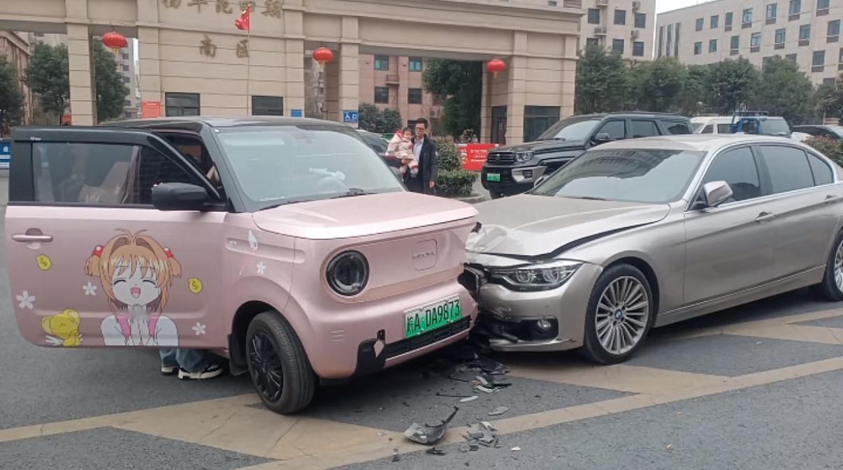 剁椒鱼头：也不让着人家女孩子嘛👧 