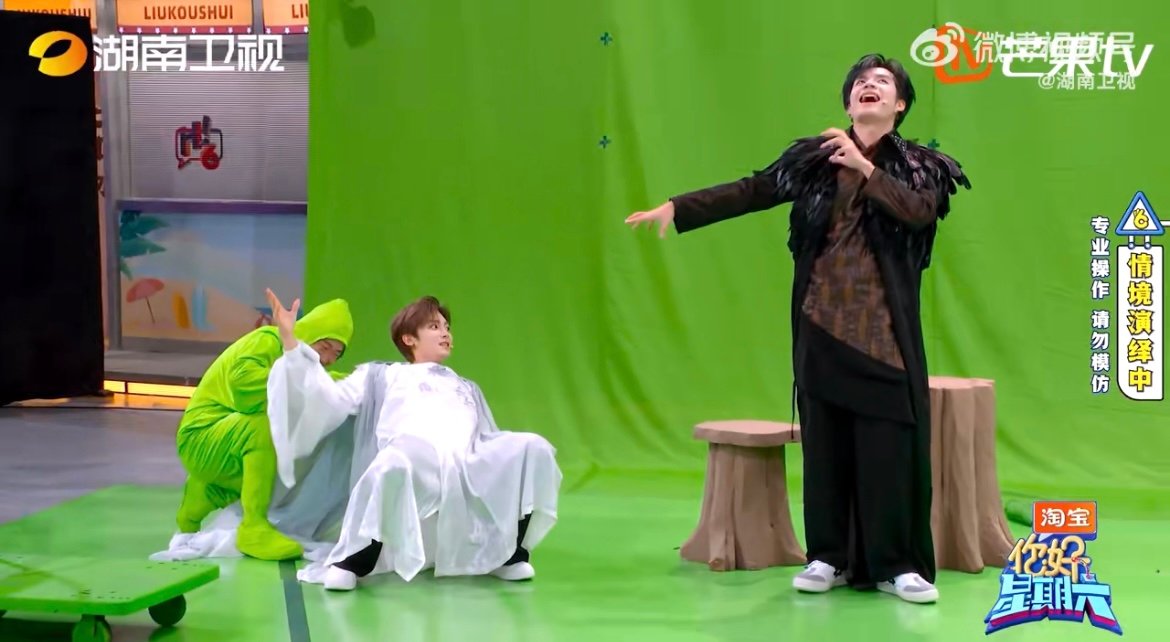 杨迪全场最忙的小绿人 “绿幕不 NG” 环节杨迪化身全能小绿人，控制道具、帮扶嘉