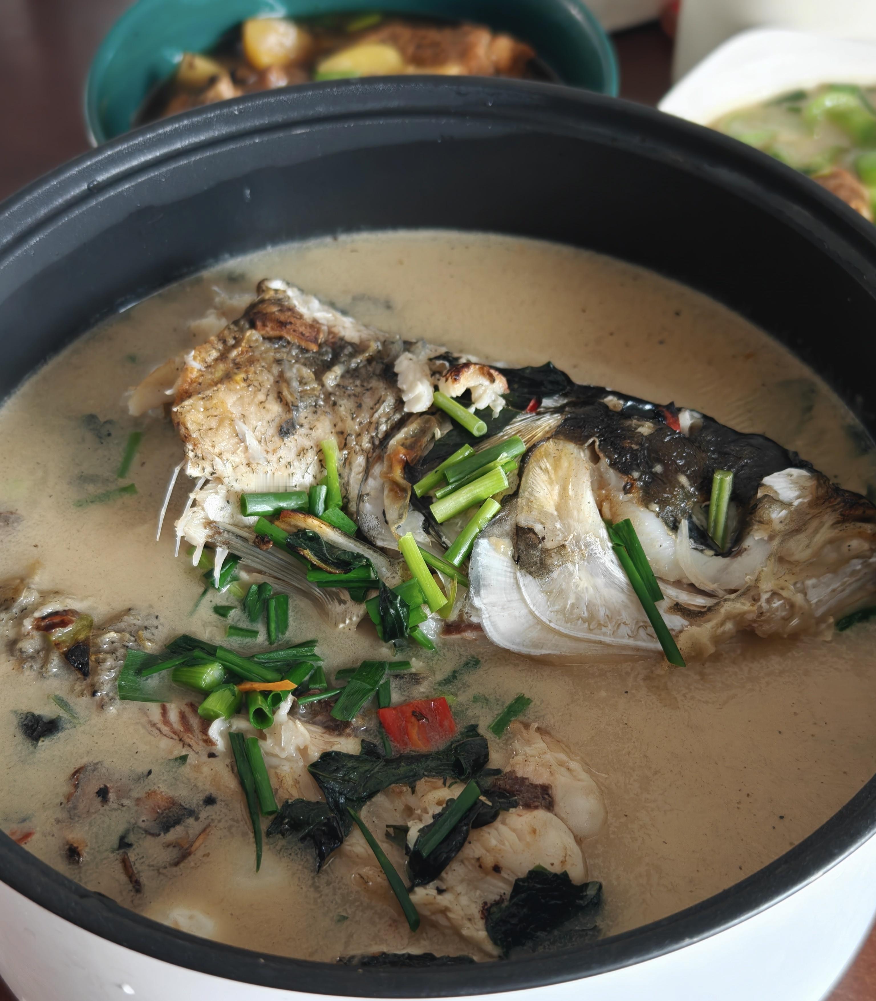 今晚吃我妈做的饭~有水煮鱼、丝瓜炒肉和土豆烧排骨。湖南做水煮鱼一般都用雄鱼，这也