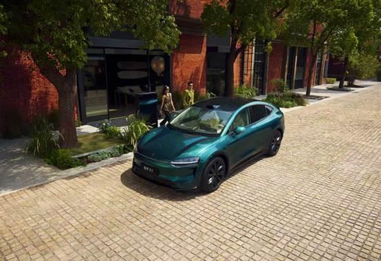 十万交付里程碑！智界R7见证品牌2.0向上加速度
智界R7累计交付突破10万台，