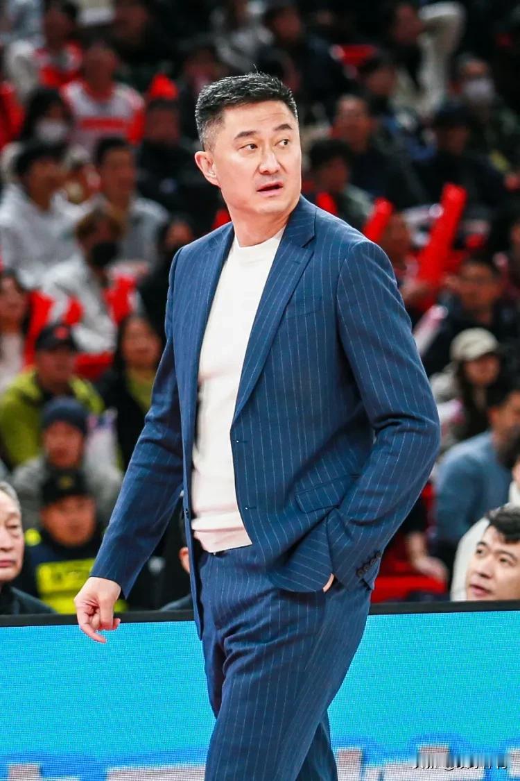在5月6日晚广东男篮战胜辽宁男篮的比赛中，广东男篮主教练杜锋和辽宁男篮主教练杨鸣