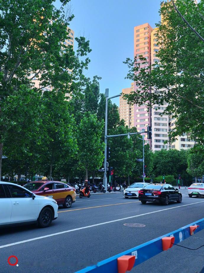 胡锡进：北京初夏的晴朗傍晚真美，老胡吃完饭在街头一辆不知谁的电动自行车上坐一会，