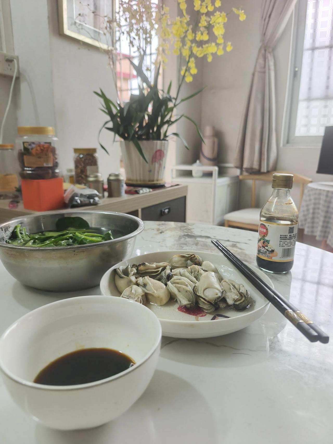 这就是我这种穷老头的晚餐，平时我都会买20只生蚝，今日巳是月尾了，我翻遍了裤袋只