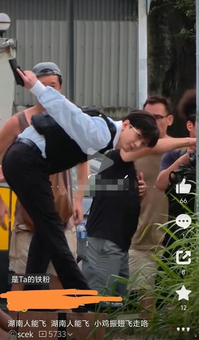 他哥几乎每个路透都在看代拍镜头，内娱独一份儿媚代拍 