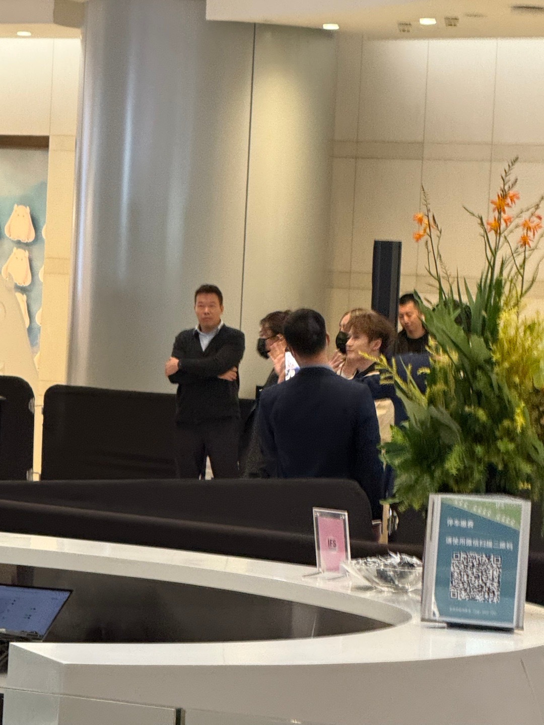 檀健次[超话]   新鲜的檀健次！！给粉丝挥手疯狂饭撒也太可爱了吧！！！[酷][