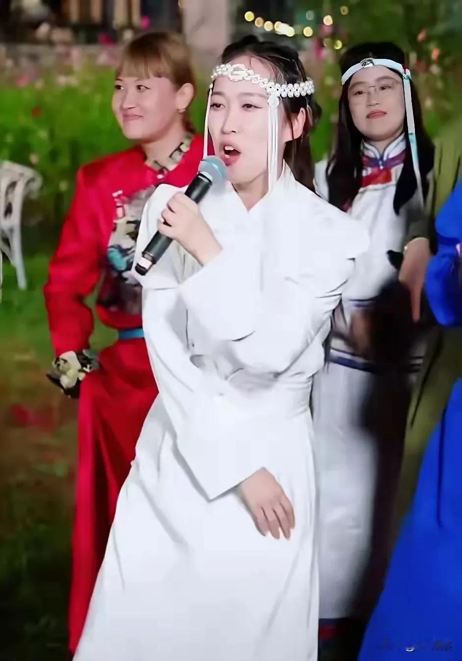意难平，
团建的时候，
蓓蓓竟然没有收到俞老师的重视。
蓓蓓不止一次在直播间说崇