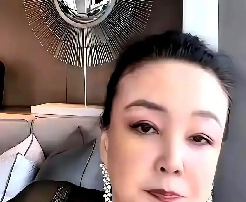 张兰终于活通透了！不再为儿子冲锋陷阵，余生只忙着搞事业

看了张兰最近的状态，真