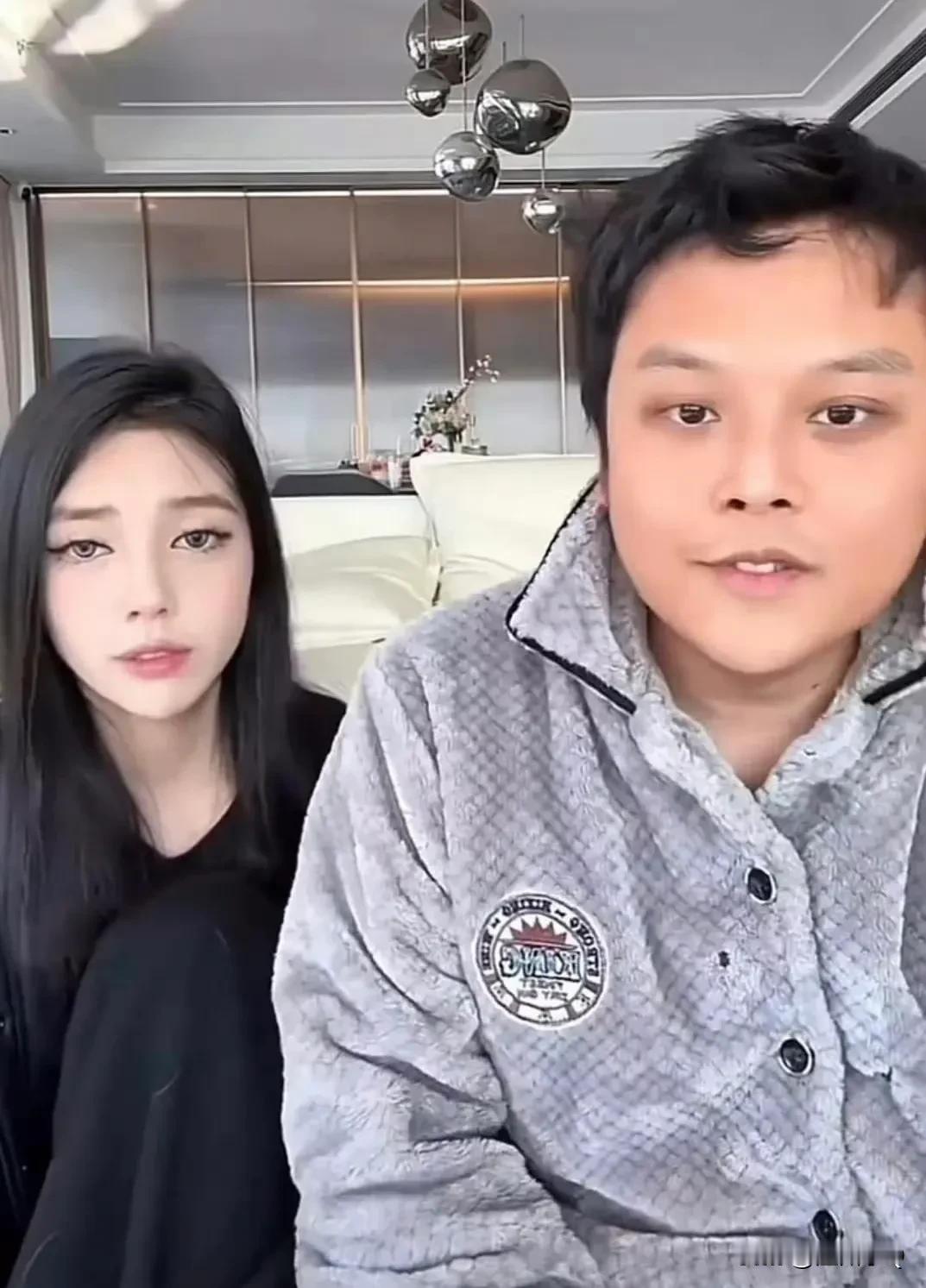 韩安冉前夫小猪先生在直播时自曝破产，因为公司不挣钱，所以公司倒闭，他已经把车卖了