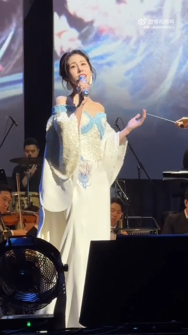 张碧晨新加坡演唱会上座率张碧晨「爱的史诗交响演唱会」新加坡站圆满落幕。现场座无虚