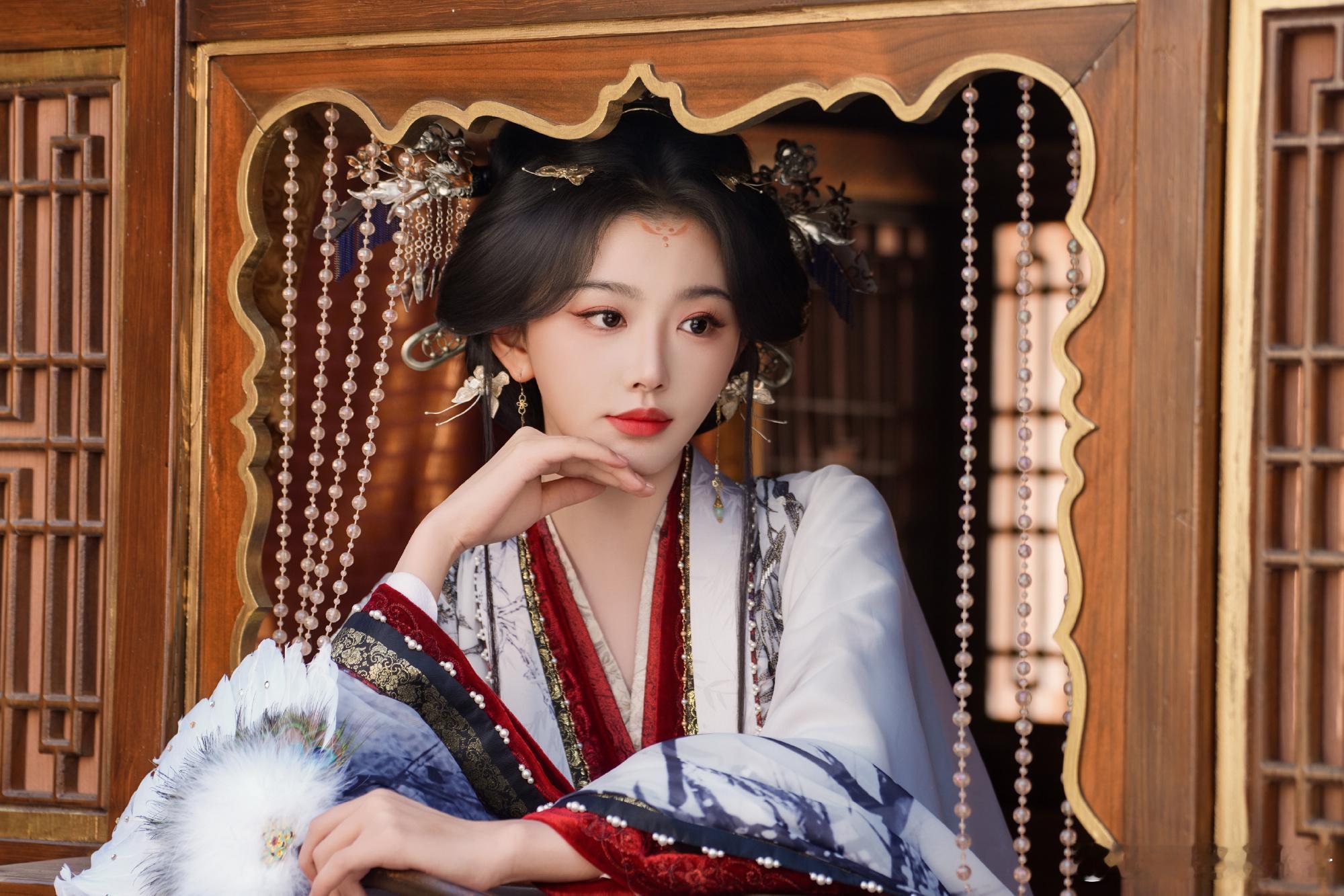 孔雪儿终于不演小白花了从唱跳爱豆转型演员，孔雪儿一直在不断尝试不同类型剧本，昭阳