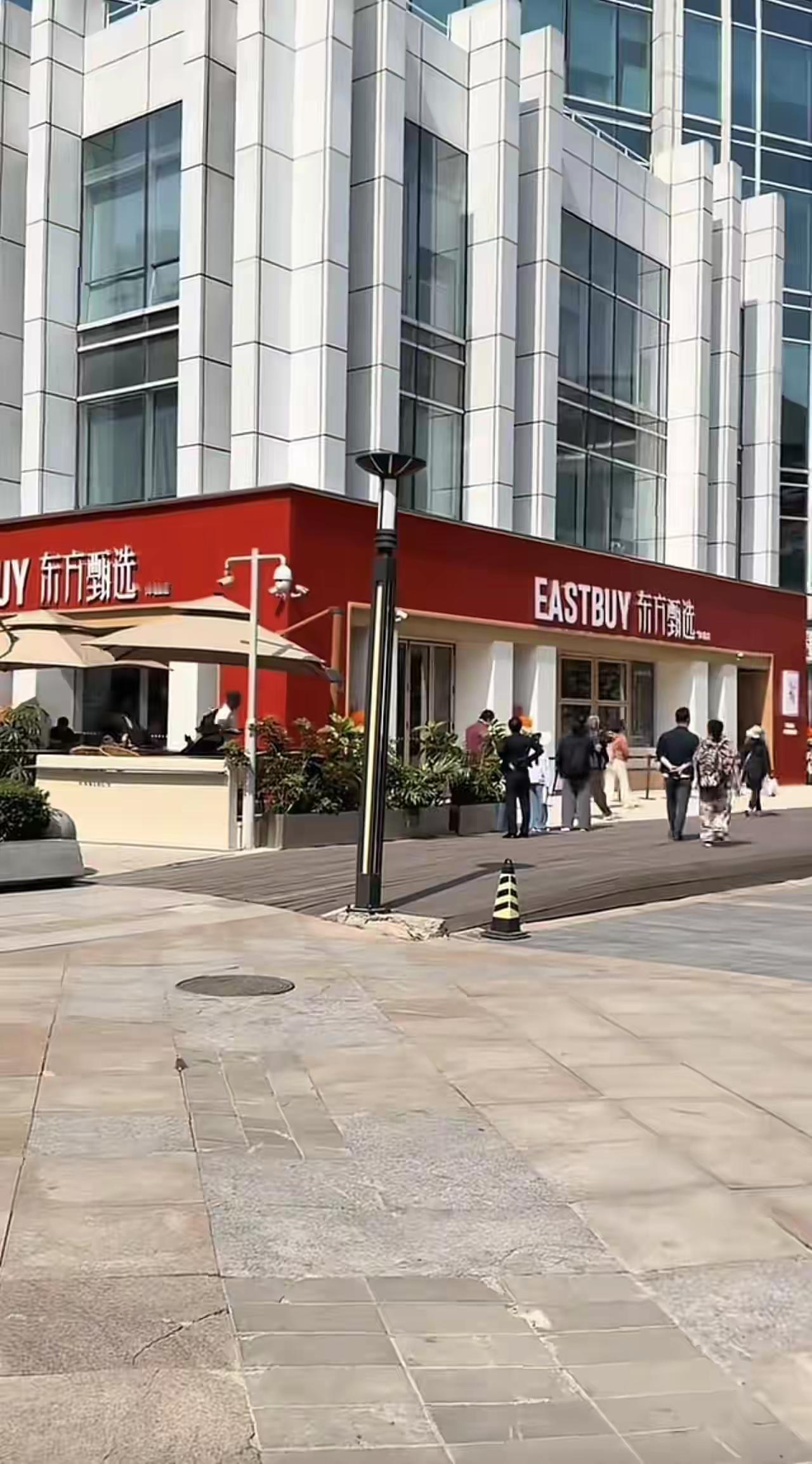 东方甄选线下店开了，
我才看懂俞敏洪的“后手”……

昨天，东方甄选线下门店正式