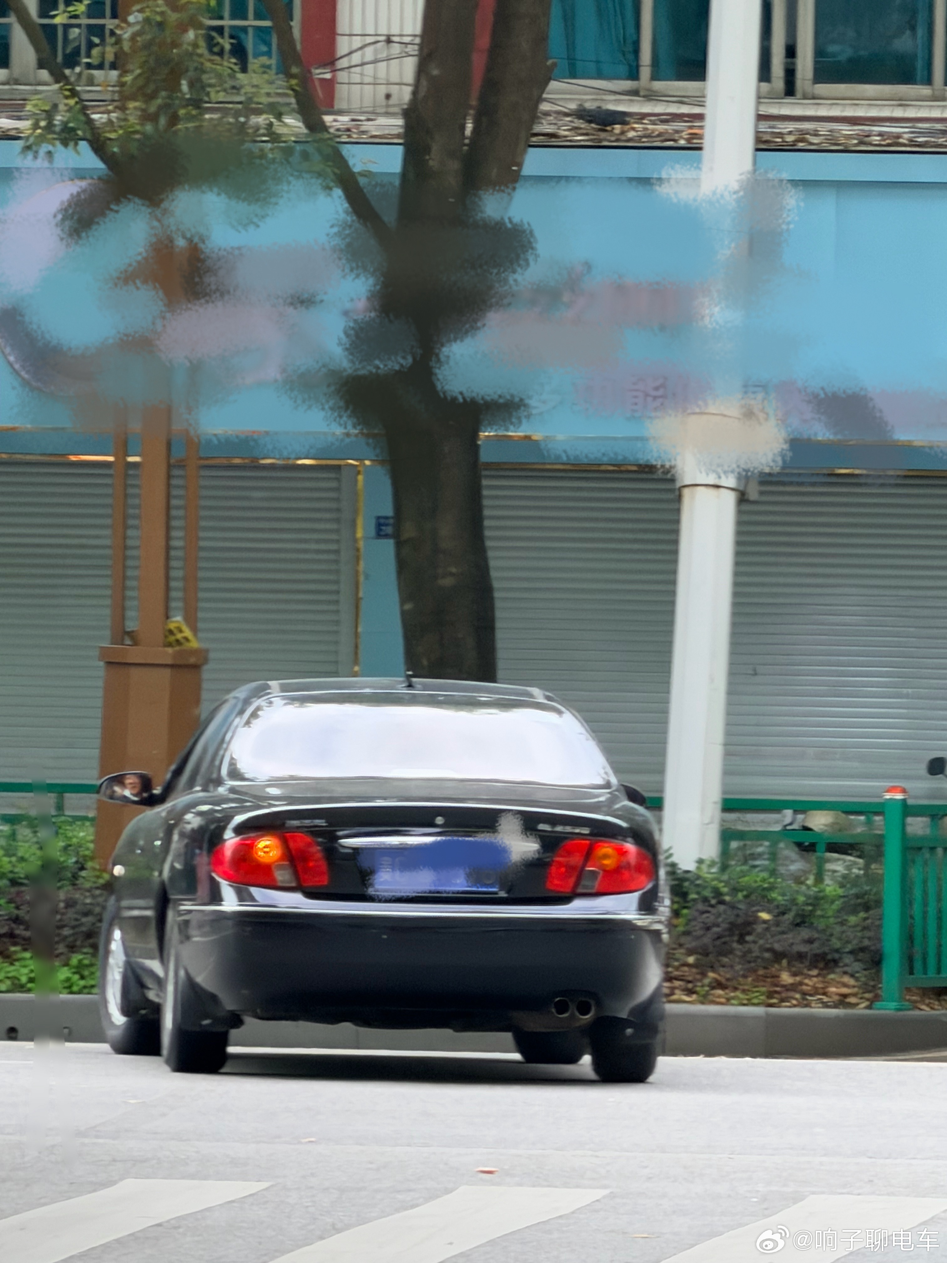 现在在路上竟然还能看到当年的稀有别克世纪想当年有这车 那真是非富即贵的代表 