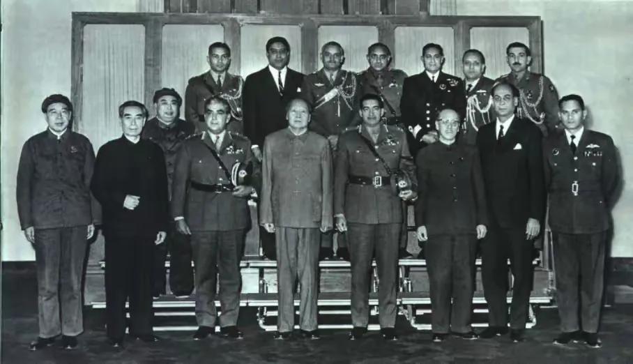 这是毛主席1968年11月10日接见巴基斯坦陆军总司令叶海亚·汗上将（前左三）等