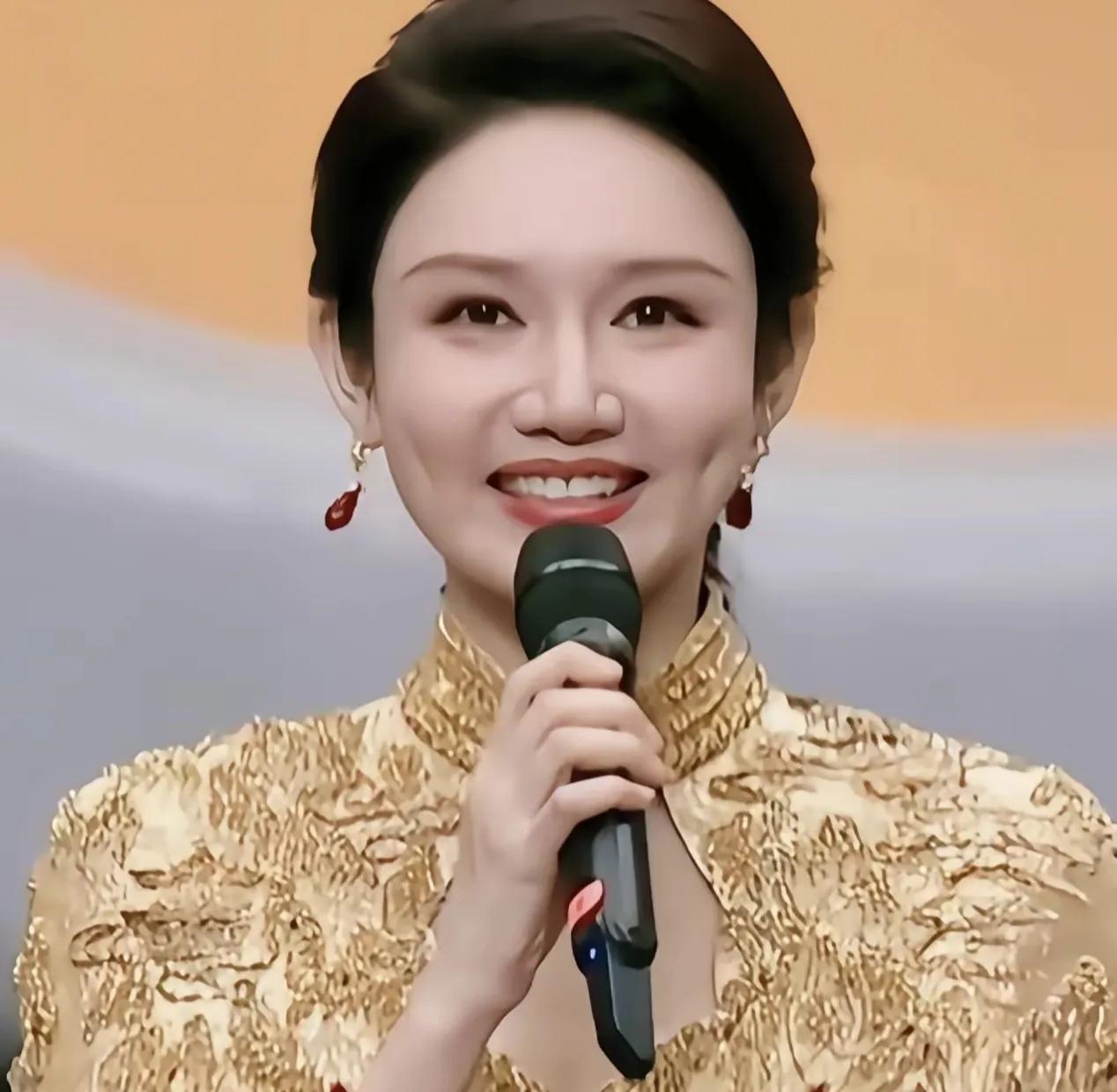 中央电视台台柱子，春晚主持人常客，37岁的龙洋为什么不结婚？
说到央视主持人龙洋