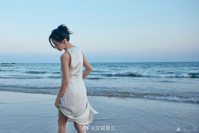 #海水在万茜脚下画了个爱心#万茜的优雅女人味在这个造型中展现得淋漓尽致，搭配珍珠