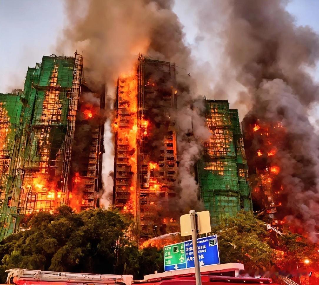 37岁消防员何伟豪殉职香港五级大火！不是天生英雄，却用生命给别人生路，两个孩子再