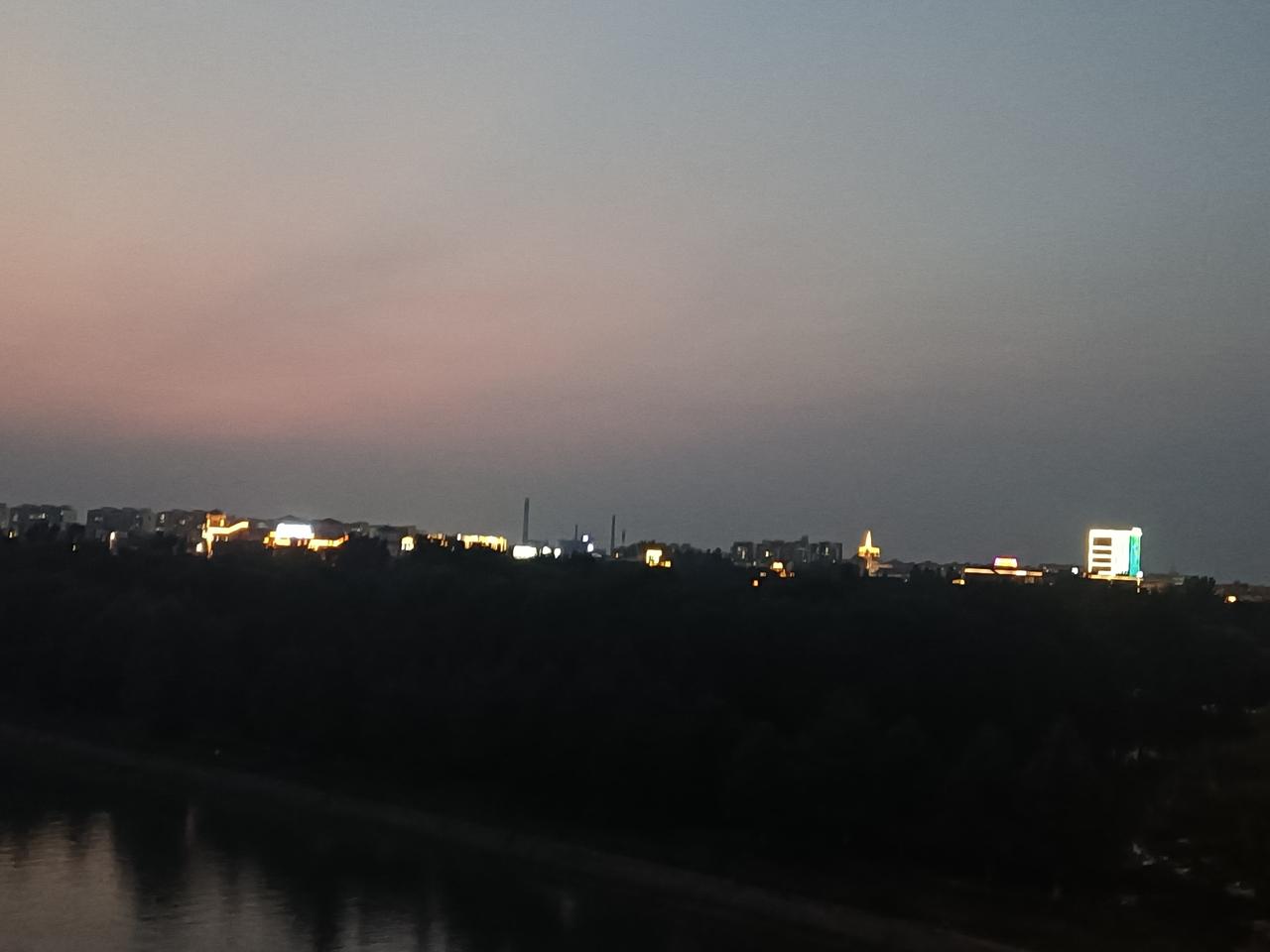 盛夏的台儿庄古城灯火璀璨，光彩耀人。（图片来源：老山兰京杭大运河桥上随手拍）