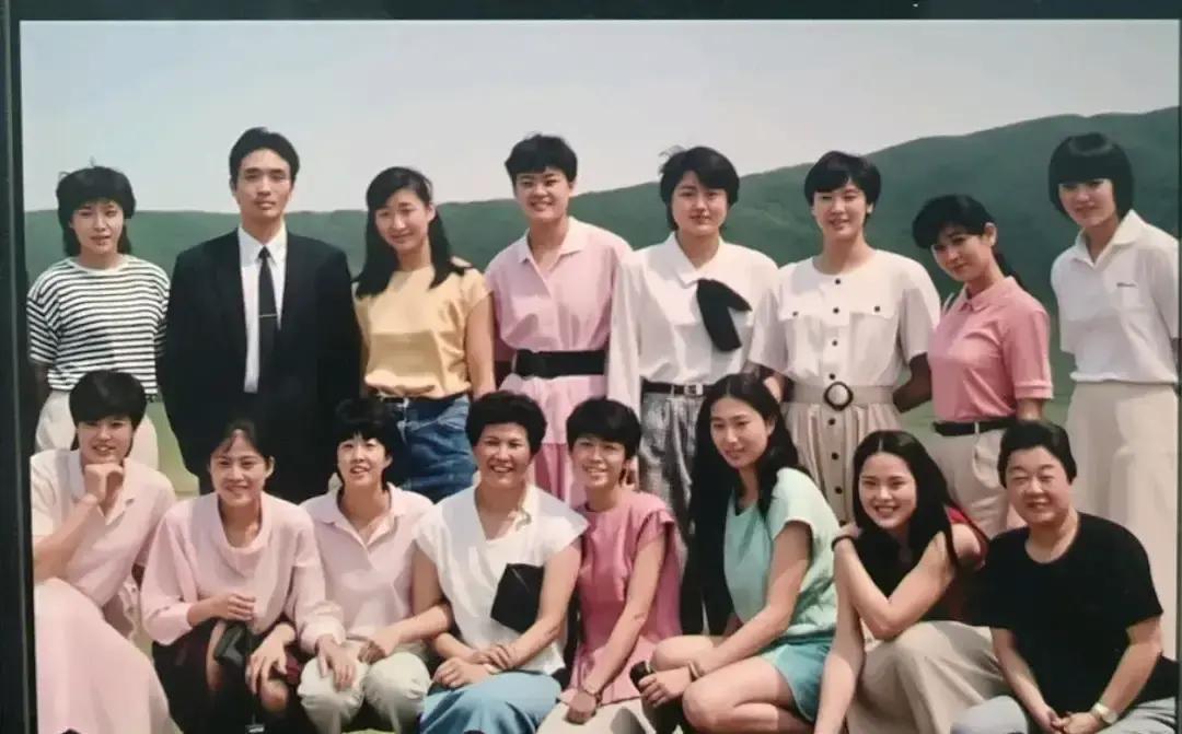 盯着这张1989年的名单，我足足愣神了半分钟。
 
杨树荣1.92米，袁晨1.8