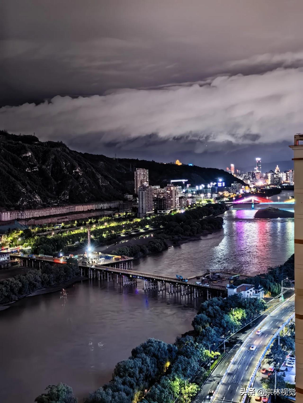 手机摄影 西部摄影 骤雨初歇，夜幕降临，金城的夜色徐徐铺展。厚重云絮漫过夜空，晚