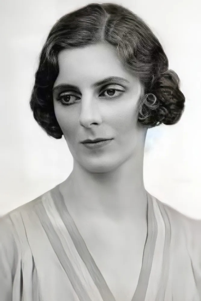 【来自投稿】英国社交名媛索妮亚·凯佩尔和她的丈夫，第三代阿什科姆男爵罗里·丘比特