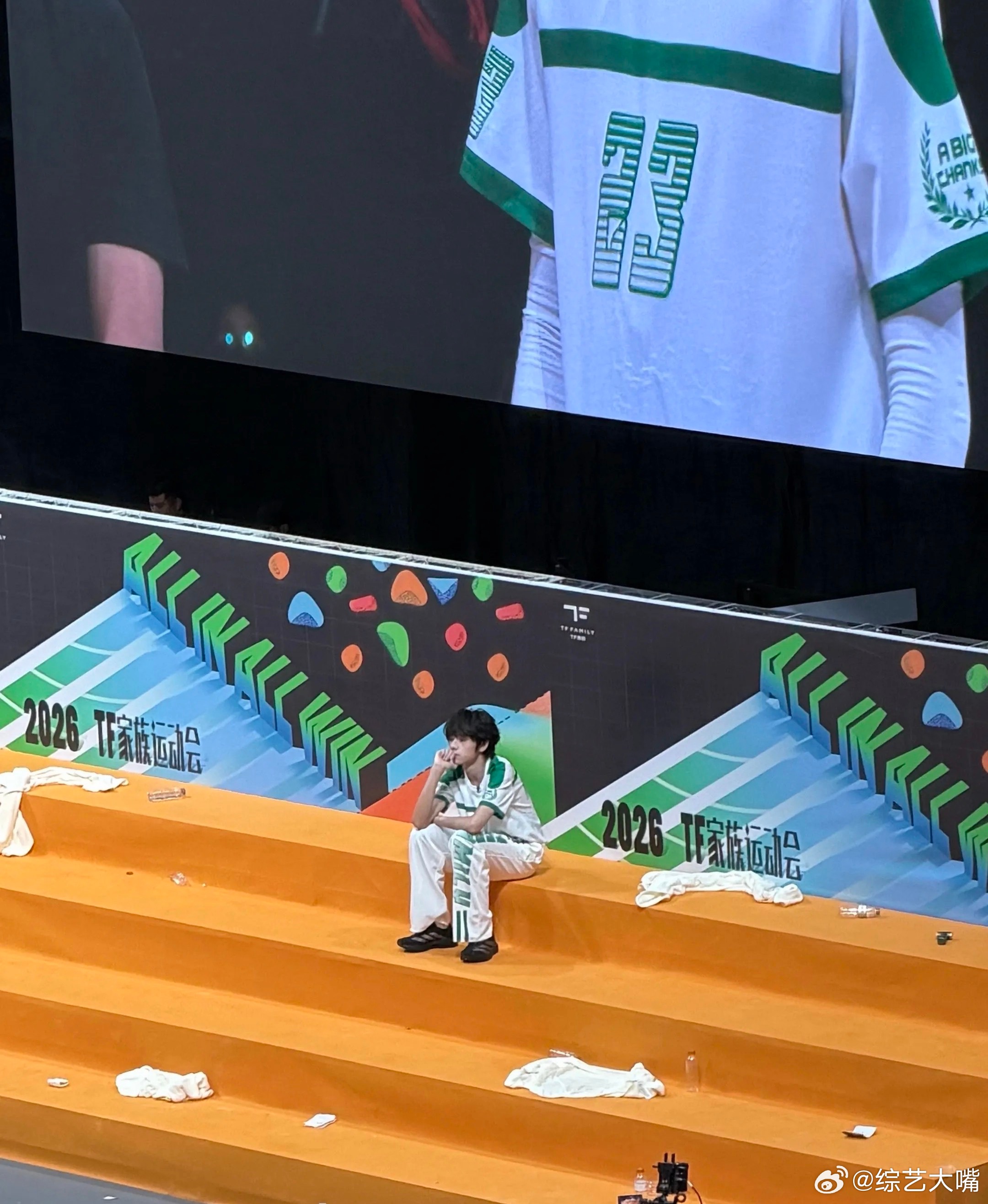 王橹杰运动会一个人坐着看台之上结伴玩乐的少年络绎不绝，欢声笑语连绵，王橹杰一人安