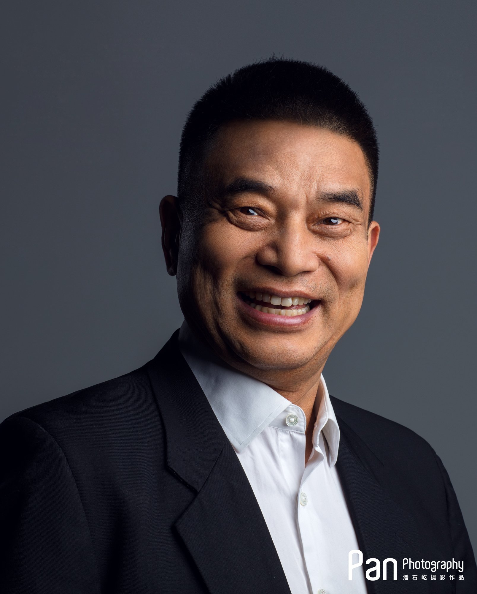 潘石屹虽然是位精明的地产商人，但其实也是个高级知识分子，一肚子的文艺细胞，从他最