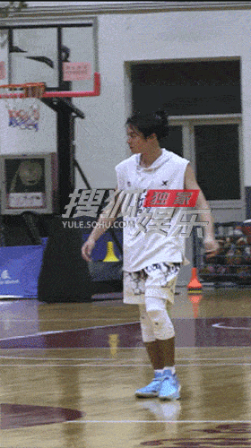 #新浪娱乐[超话]##王鹤棣大奉打更人球衣# 朋友们仔细看一下王鹤棣穿的居然是2