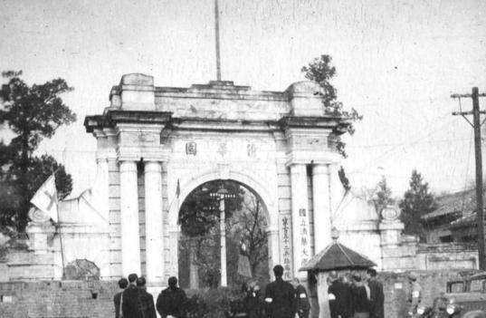 新中国成立后，清华大学最大的战略失误有两个：一是1952年没有扛住压力，把全部理