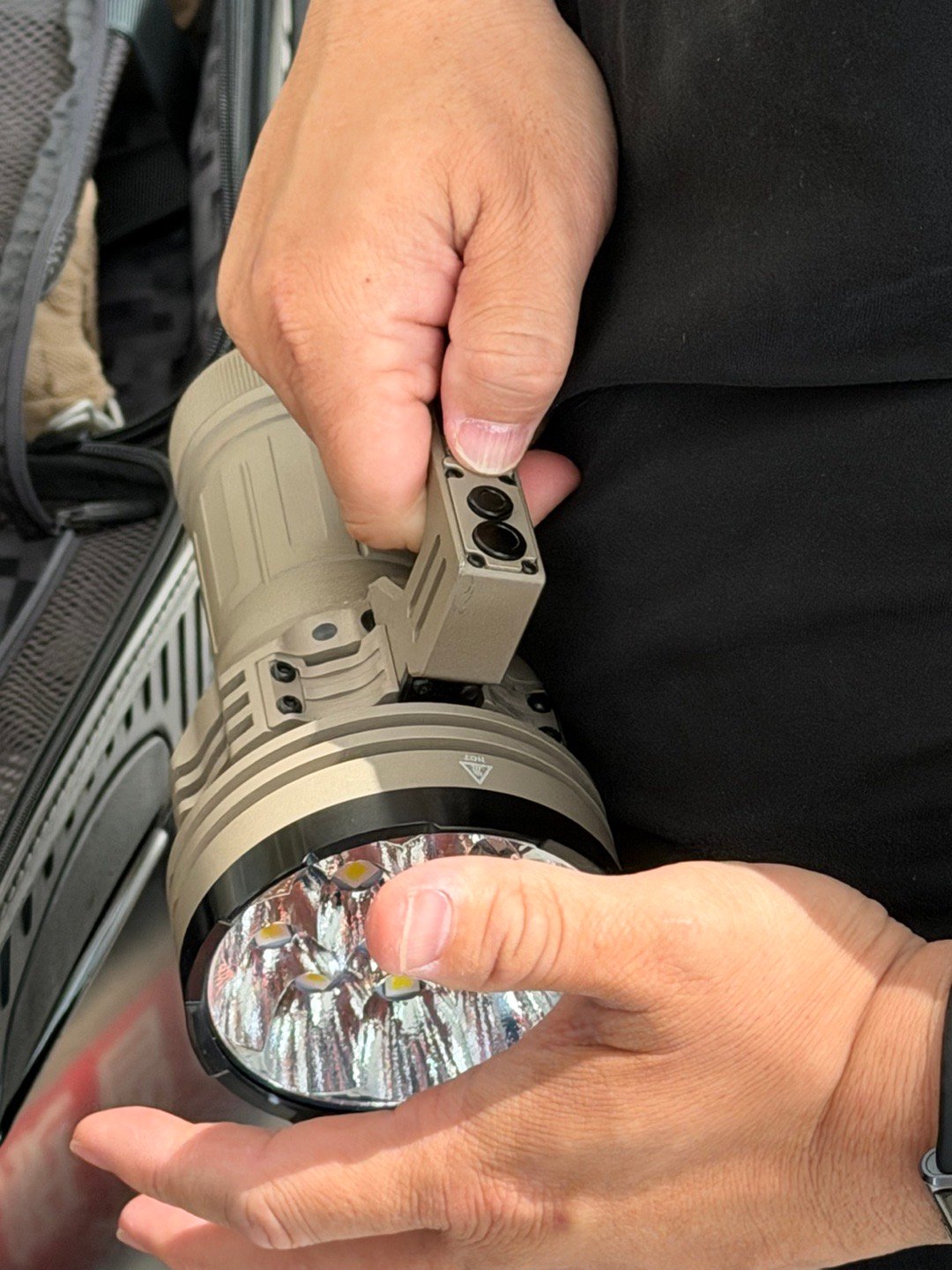 出发韩路游记，刚到机场就翻车了因为要半夜赶尸，所以韩哥带了一个宇宙级手电筒。结果