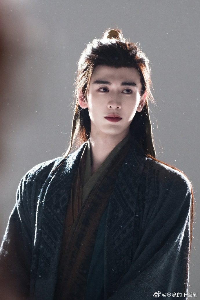 张凌赫谢征眉眼如刃张凌赫谢征高马尾古装 张凌赫的谢征高马尾古装太有气场了，眉眼锋