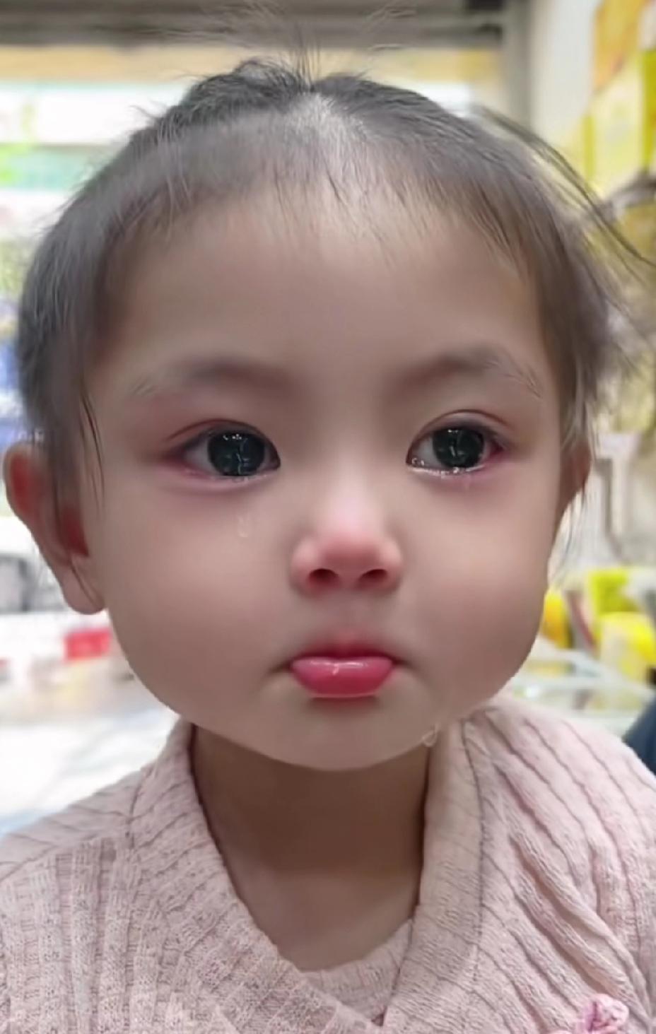 让这么漂亮的小姑娘哭啼，简直就是罪过啊？
（图片来自网络视频截图）