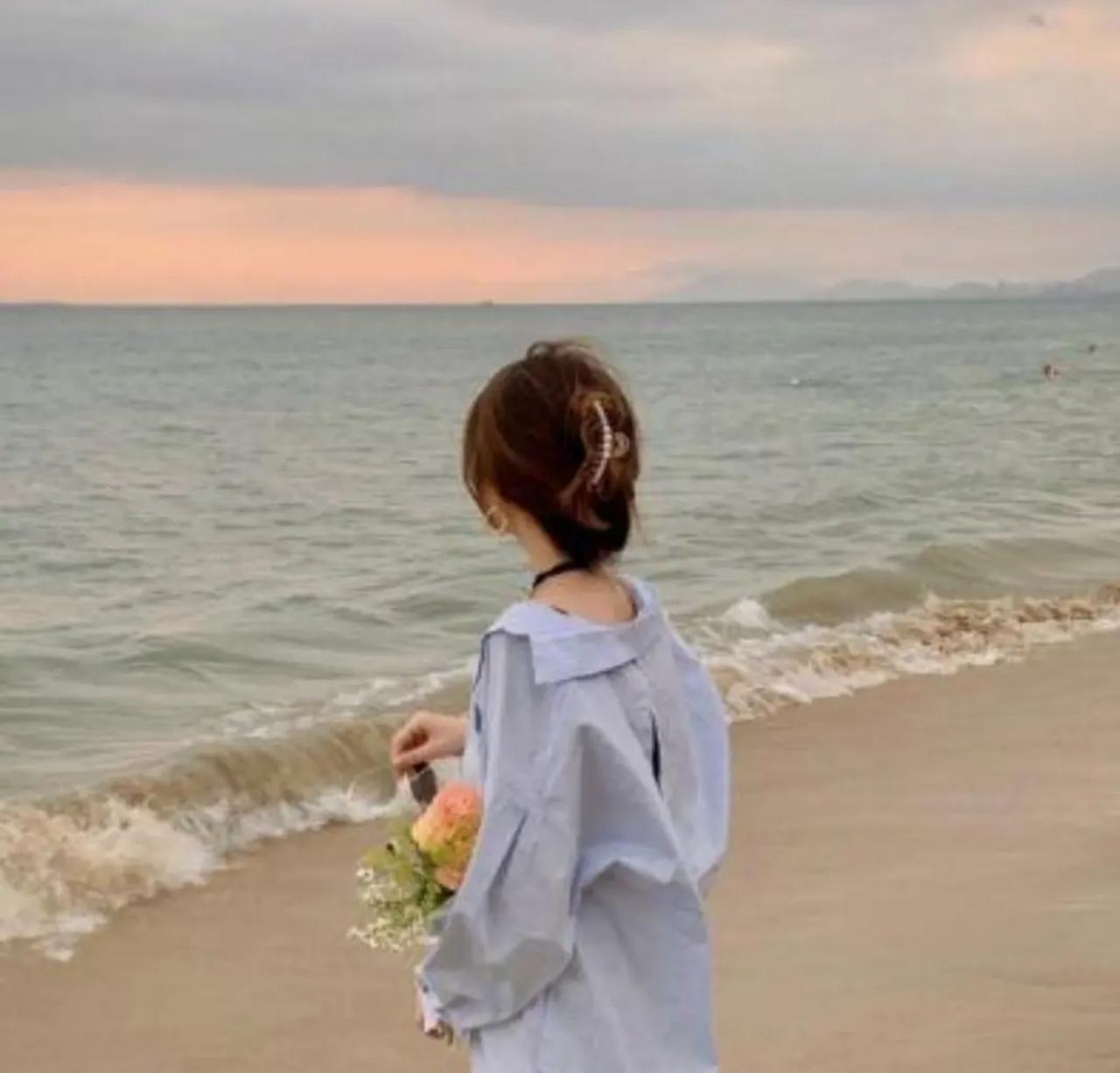 其实一个在婚姻里心高气傲的女人，
她是不屑于作、闹的，
她只会越来越沉默，
她在